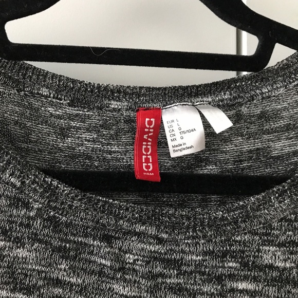 H&M thin sweater great for layering with two small tears on back - Picture 5 of 7